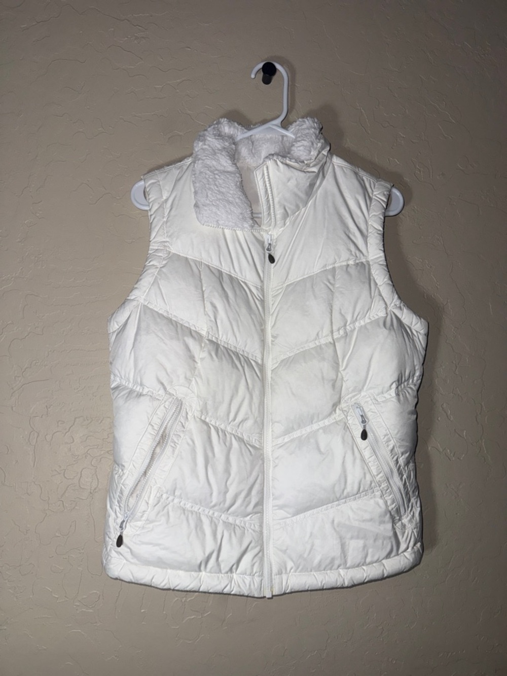 Columbia faux fur collar down filled white puff vest size medium